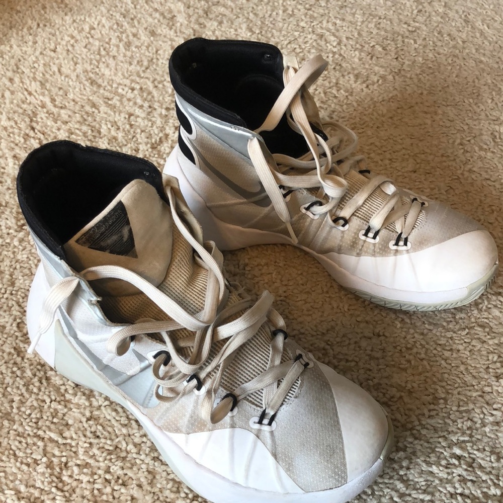 Basketball shoes